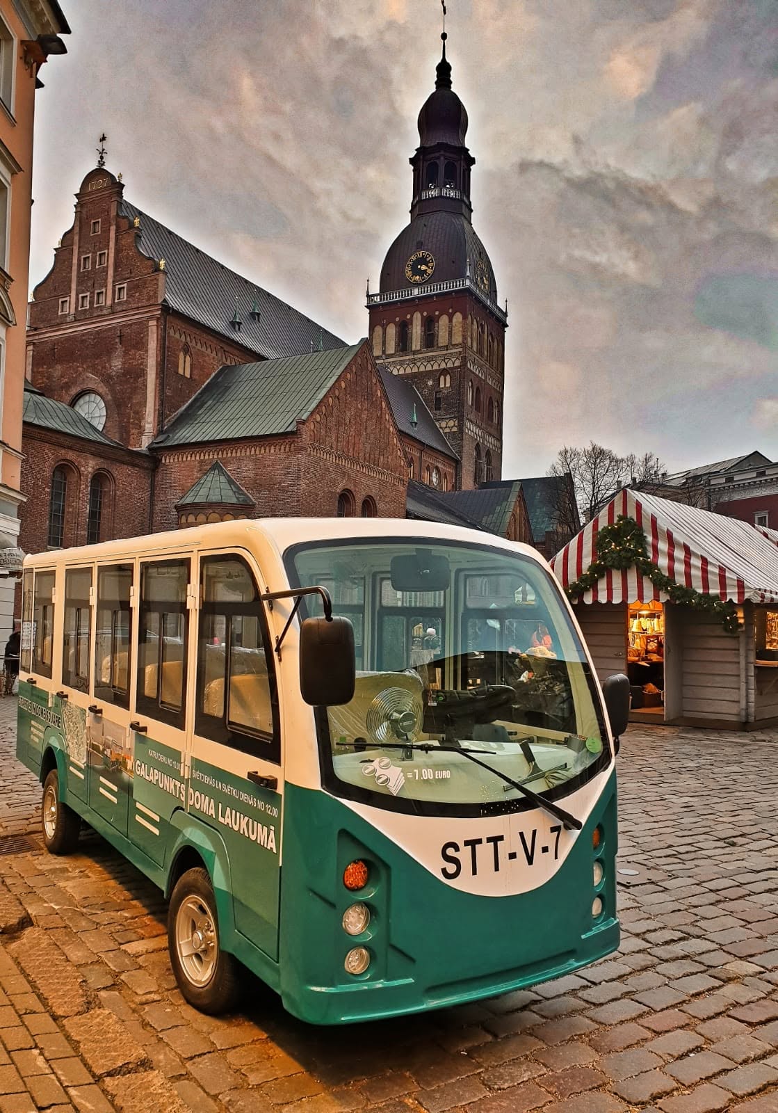 Rīgas Tūrists electrobus during winter in Old Riga